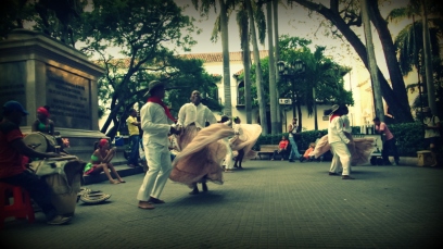 Simon Bolivar Parkında yerel danslar