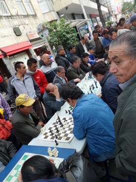 Bogota sokaklarında santranç turnuvası