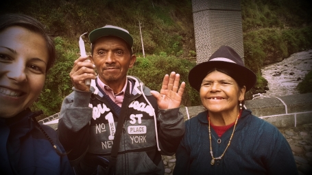 Kolombiya tarafında bulunan Las Lahas Kilisesini ziyarete gelmiş olan Ekvador'lu çift