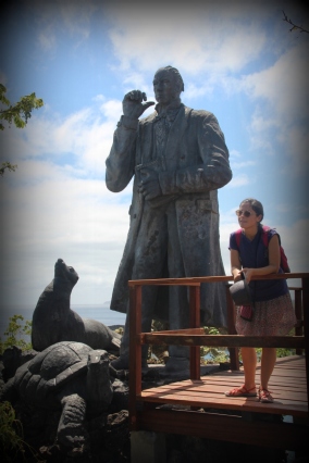 Charles Darwin'in adaya ayak bastığı yerde bir heykeli var